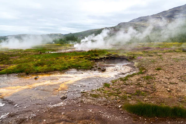 Forró források gőz Geysers vulkán táj, az arany gyűrű Izlandon — Stock Fotó