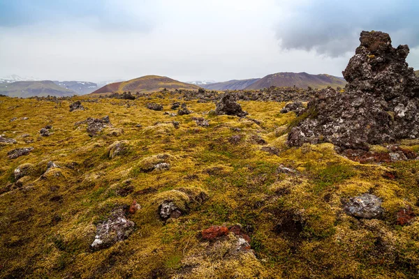 Orange terräng på Island lavalandskap med mossa, sten och vulkan berg — Stockfoto