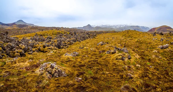 Narancssárga panoráma Izlandról lávaföld mohával és vulkánhegyekkel — Stock Fotó
