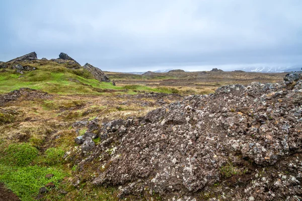 Island krajina s rozbité staré lávy kopec a pouštní údolí cesta k sopce — Stock fotografie