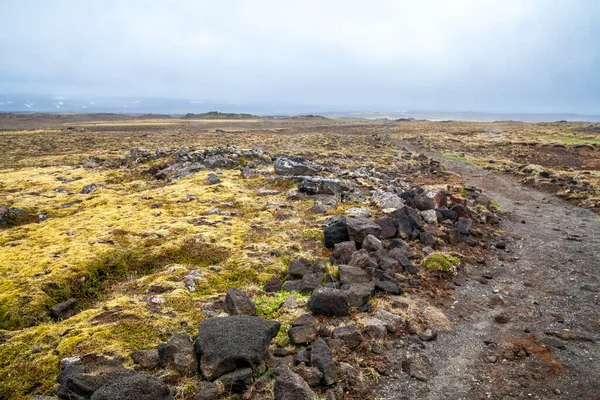 Túraút a régi vulkánhoz Landmannalaugar mohán és lávaföldön át. Izland — Stock Fotó