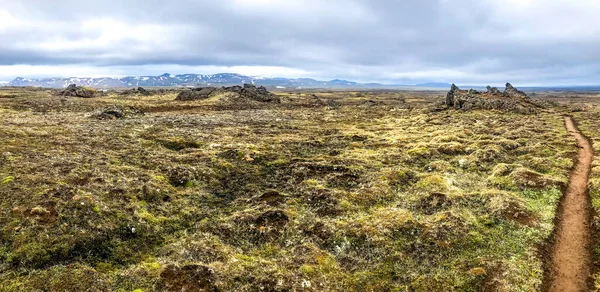 Trekking útvonal körül Landmannalaugar moha dombok és vulkán Izland táj — Stock Fotó