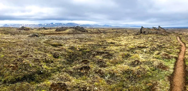 Landmannalaugar yosun tepeleri ve İzlanda yanardağı çevresindeki patika turu. 