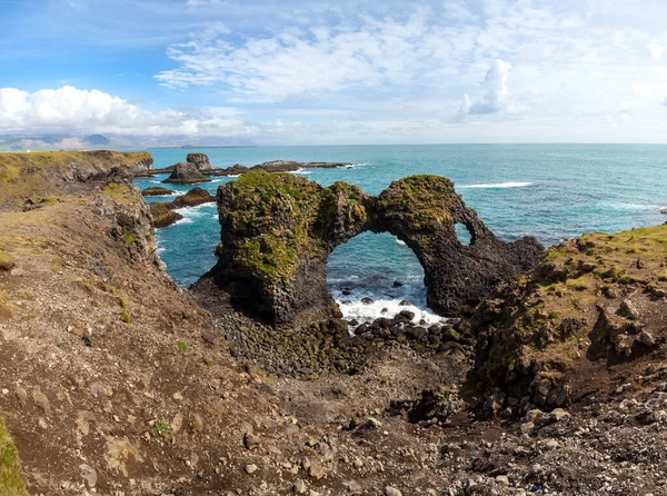 Gatklettur morze naturalny łuk pod błękitnym niebem w słoneczny letni dzień Arnastapi Islandia — Zdjęcie stockowe