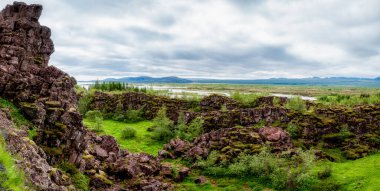 İzlanda 'daki Pingvellir Thingvellir Ulusal Parkı' ndaki kayalar üzerindeki manzara manzarası