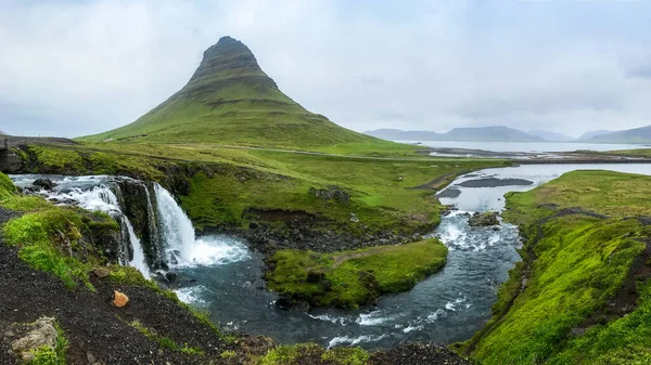 Hajlítás a folyó és vízesések kaszkád hegyi panoráma közelében Olafsvik, Izland — Stock Fotó