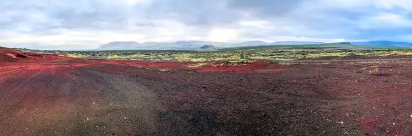 Útvonal a vörös láva vulkán terep táj széles Izland panoráma — Stock Fotó