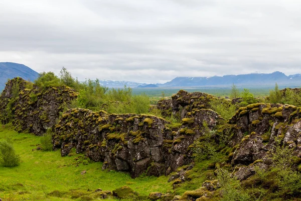 Пейзажна панорама на скелях і моху в парку Пінґвеллір Тінґвеллір в Ісландії. — стокове фото