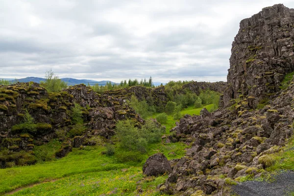 Deszczowa panorama krajobrazu na skałach w Parku Thingvellir w Islandii — Zdjęcie stockowe