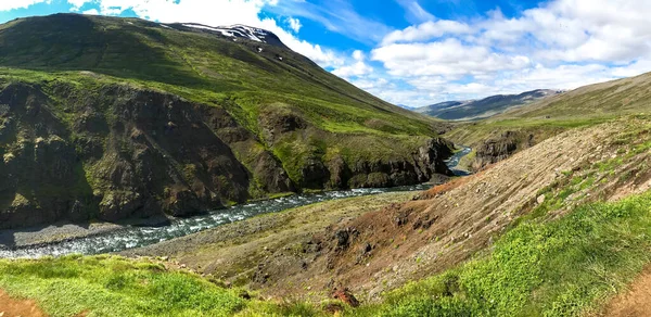 Zomer IJsland panorama op kronkelende rivier tussen velden en heuvels van groen gras. — Stockfoto