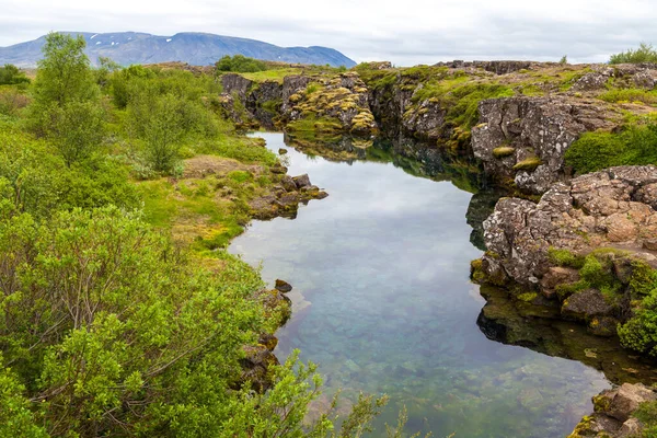 Droga w pobliżu brązowego tektonicznego kamienia między Europą a Ameryką. Islandia — Zdjęcie stockowe