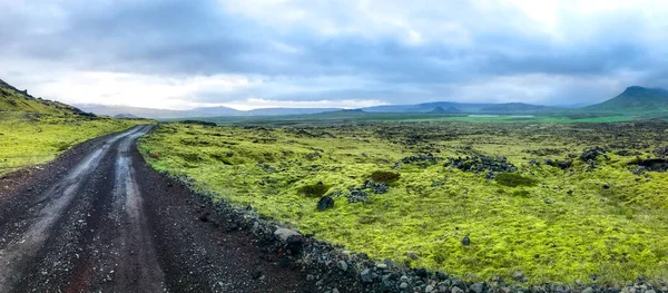 Út át láva Izland sziklák táj és a régi vulkán hegy horizont — Stock Fotó