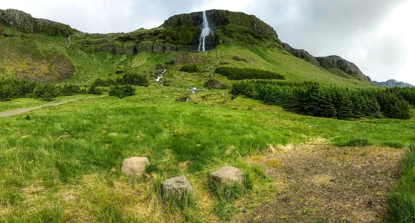 Panorama paysager sur la cascade estivale Hengifoss en Islande parmi les prairies — Photo