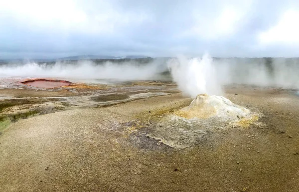间歇泉蒸汽在地热火山沙漠区Hveravellir 。冰岛 — 图库照片