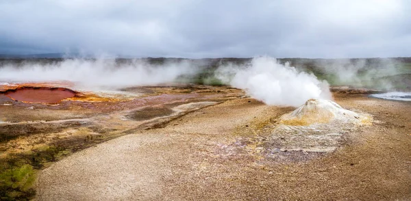 Група і гейзери в геотермальній вулканічній пустельній зоні Hveravellir. Ісландія — стокове фото