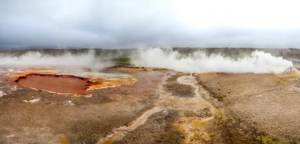 Gás a vapor e gêiseres na zona do deserto vulcânico geotérmico Hveravellir Islândia — Fotografia de Stock