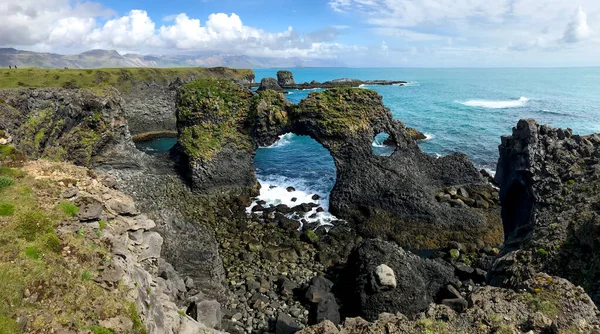 Gatklettur Meeresbogen unter blauem Himmel bei sonnigem Tag, Arnastapi. Schneckenhaftigkeit Island — Stockfoto