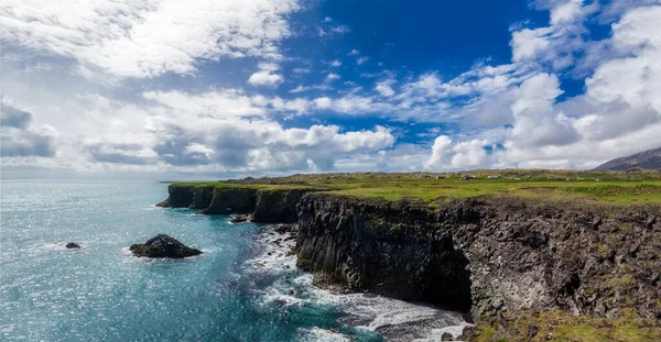 Panorama soleado de acantilados de roca verde en la costa de Islandia Arnastapi, Snaefelsness — Foto de Stock