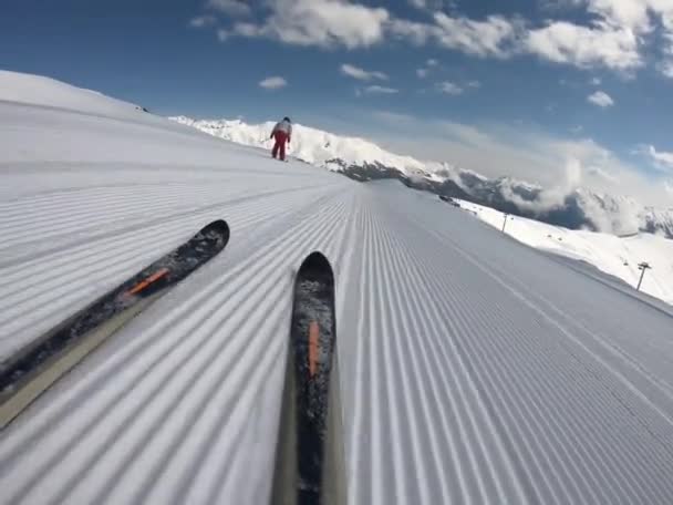Close-up downhill skis rapidamente deslizar para baixo de uma pista de esqui desperdiçado — Vídeo de Stock