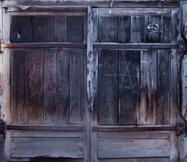 Stare drzwi drewniane garaż — Zdjęcie stockowe