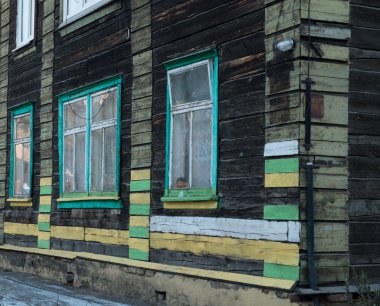 Güzel cephe duvar ve ahşap yapılmış ve parlak renklerde boyanmış ahşap evler