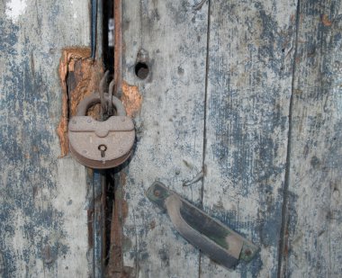 Eski paslı metal asma kilit