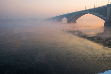 Kış nehir ile buharlar köprünün Belediye batımında City Krasnoyarsk, Rusya Federasyonu