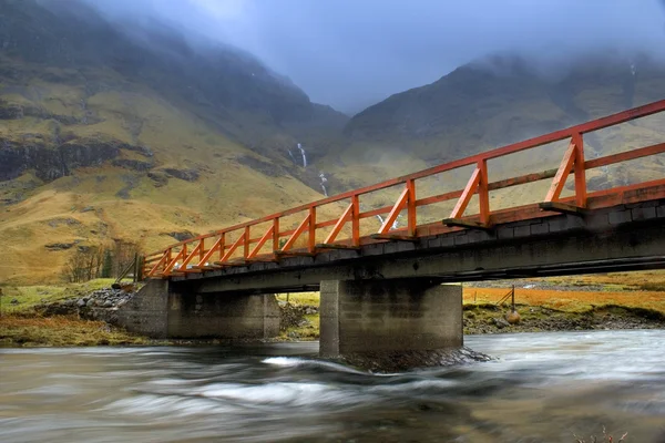 Pont rouge dans les hauts plateaux, Écosse — Photo