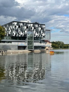 Parkta ilginç bir bina. 