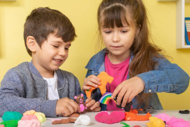 Çocuklar plastikçilik oynuyor. Küçük bir çocuk kil kalıp ve öğrenme. Çocuk konsepti için hobi olarak yararlı aktiviteler