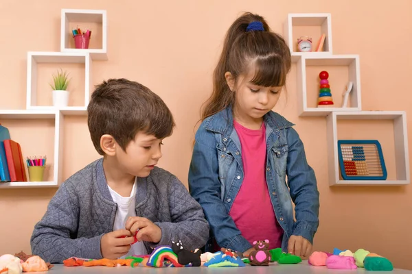 Niños Jugando Plastilina Pequeño Niño Moldeado Modelado Arcilla Aprendizaje Pasatiempo — Foto de Stock