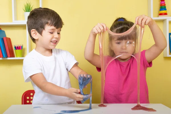 Les Enfants Gonflent Une Grande Bulle Une Boue Fille Garçon Image En Vente