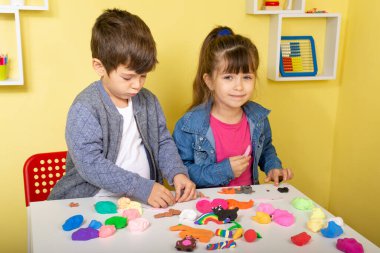 Çocuklar plastikçilik oynuyor. Küçük bir çocuk kil kalıp ve öğrenme. Çocuk konsepti için hobi olarak yararlı aktiviteler