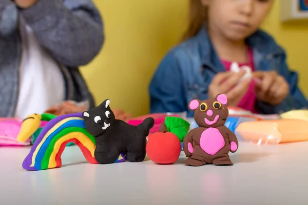 Barn Leker Plasticine Små Barn Formning Modellera Lera Och Lärande Stockbild