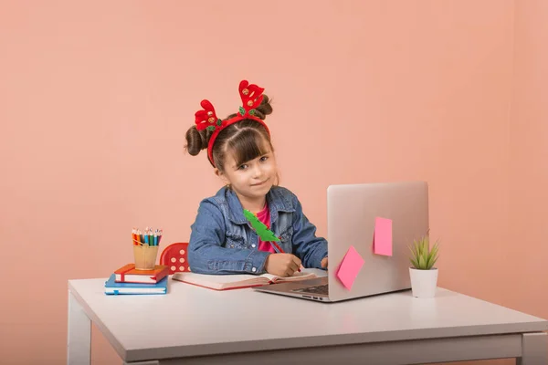 Vánoce Šťastný Nový Rok Online Nadšený Školní Dívka Notebooku Doma — Stock fotografie