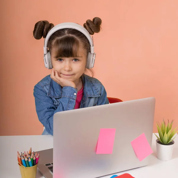 Petite Fille Avec Écouteurs Utilisant Ordinateur Portable Table Dans Chambre Images De Stock Libres De Droits