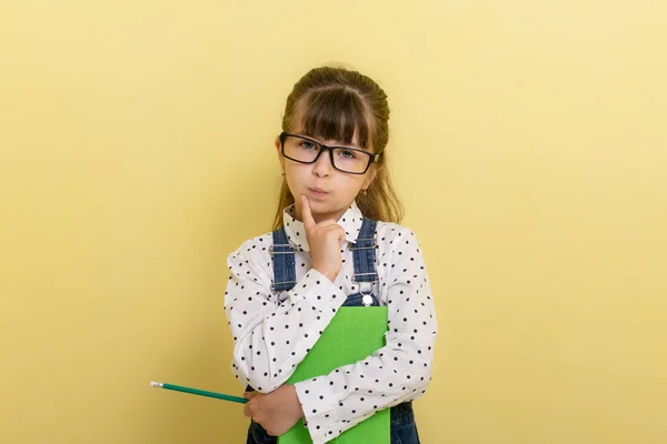 학교갈 준비가 된아이 물품을 안경에 어린이 학교의 개념으로 돌아가 봅시다 — 스톡 사진
