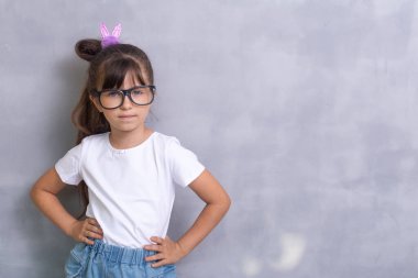 Gözlüklü şirin çocuk şaşırdı. Dört yaşında bir çocuk, gri üzerinde izole edilmiş, reklam metinleri için boş alan var.