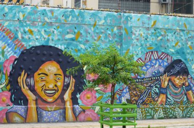 Kolombiya, Cali 'de bir ana caddede duvar yazısı ve duvar resmi. Latin Amerika 'da kültür, tarih, kimlik ve kentsel sanatın sembolleri.