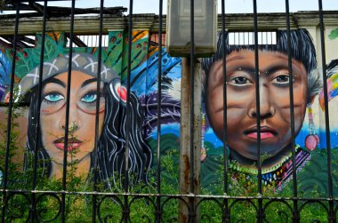 Buga, Kolombiya 'da terk edilmiş bir binaya grafiti. Latin Amerika 'da kültür, tarih ve kentsel sanatın sembolü.