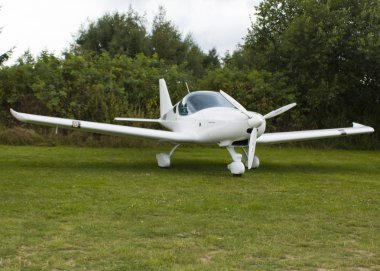 Beyaz bir uçak kalkış.