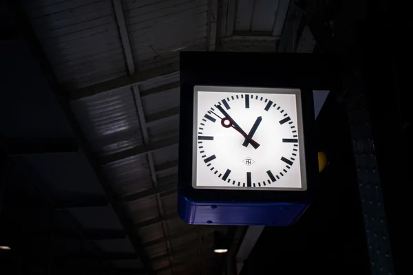 Orologio presso una stazione ferroviaria . — Foto Stock