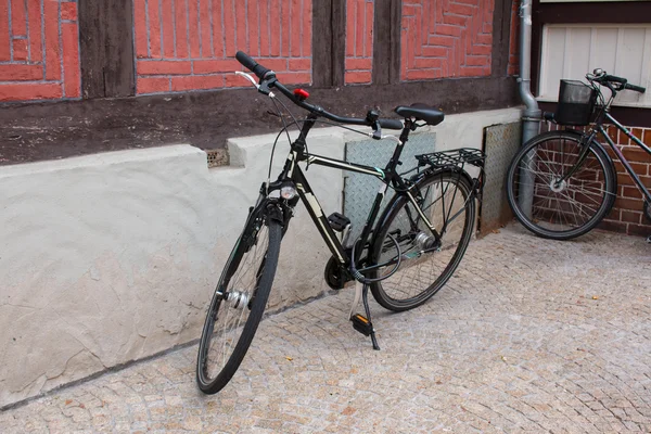 City cykel fast redskap och röd tegelvägg. — Stockfoto