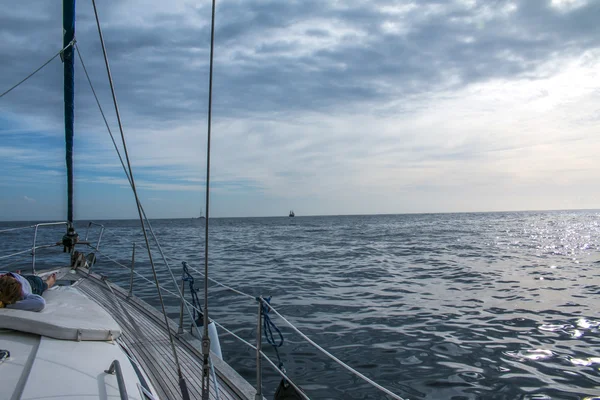 Човен вітрильний горизонт блакитного океану — стокове фото
