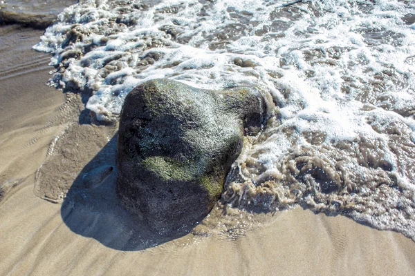 Piedra en la hermosa playa de Tenerife, Islas Canarias, España —  Fotos de Stock