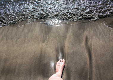 Ayaklarım su içeri girmek için bekliyor