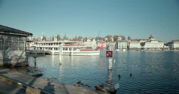 Vista Esterna Della Città Del Lago Traghetto Ormeggiato Cigno — Video Stock