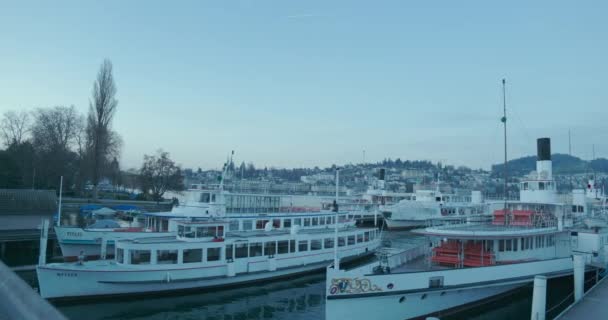 Pôr Sol Exterior Ferries Atracados Primeiro Plano Cidade Segundo Plano — Vídeo de Stock