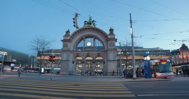 Gare Avant Cour Jour Avec Monument Torbogen — Video