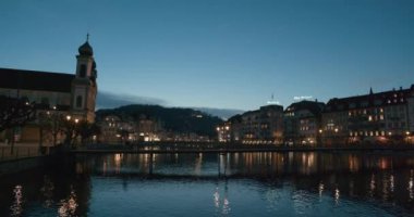 Arka planda Reussbrcke 'nin bulunduğu Cizvit Kilisesi' nin Reuss nehri üzerindeki Reussbrcke köprüsü